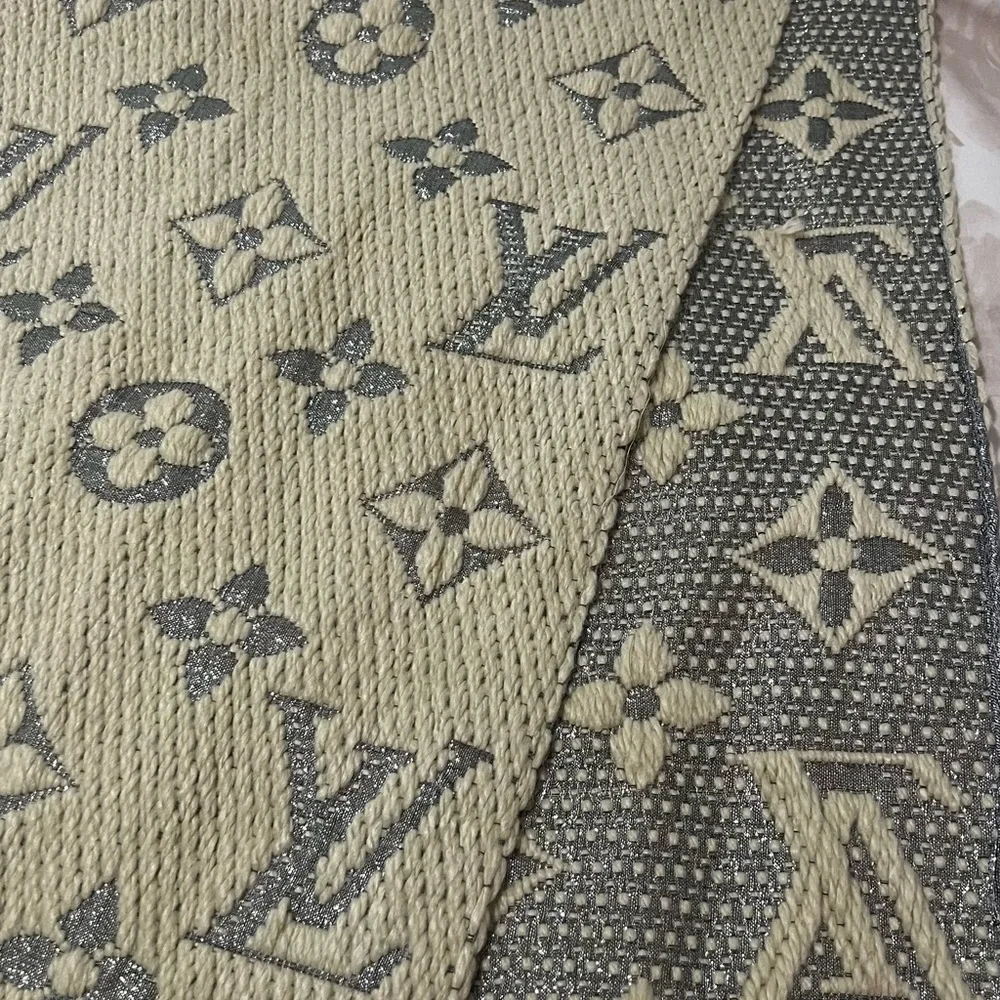 LOUIS VUITTON AUTHENTIC SHINE LOGOMANIA Pearl/ Gray SCARVE